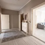 Bright Spacious 5 Bedroom In The Center