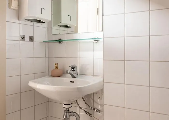 Bright Spacious 5 Bedroom In The Center