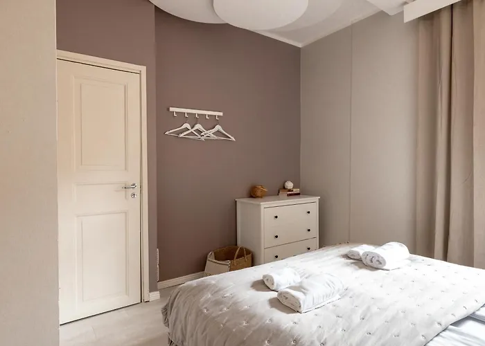 Bright Spacious 5 Bedroom In The Center Lägenhet