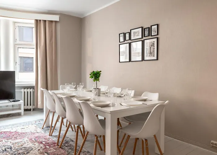 Lägenhet Bright Spacious 5 Bedroom In The Center Helsingfors