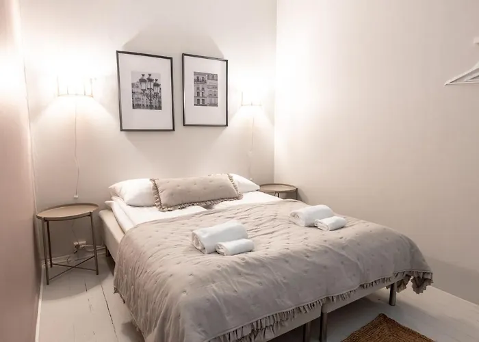 Lägenhet Bright Spacious 5 Bedroom In The Center Helsingfors