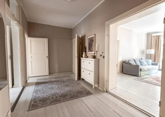 Bright Spacious 5 Bedroom In The Center